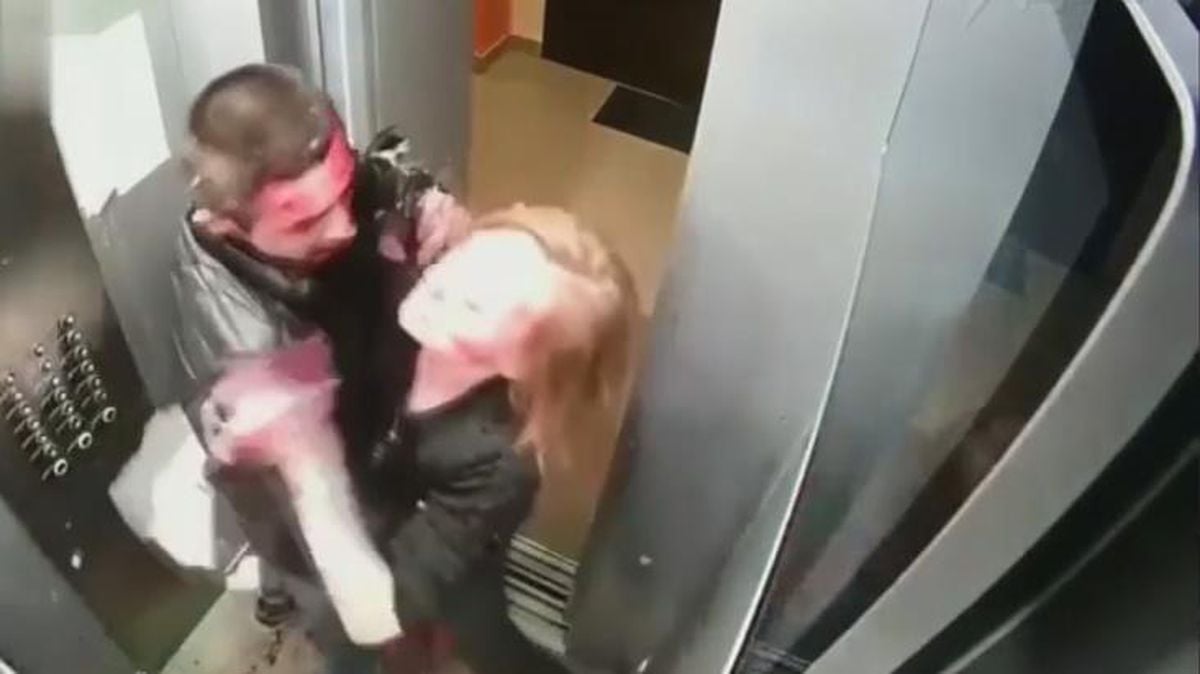 Asansörde bir garip olay! Genç çift önce birbirini kanlar içinde bıraktı, ardından temizlik yaptı
