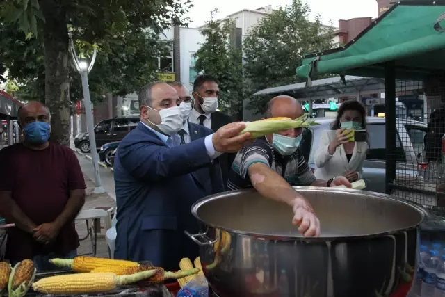 Sanayi ve Teknoloji Bakanı Varank, vatandaşlara süt mısır ikramında bulundu