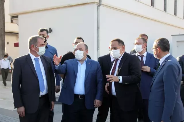 Sanayi ve Teknoloji Bakanı Varank, vatandaşlara süt mısır ikramında bulundu