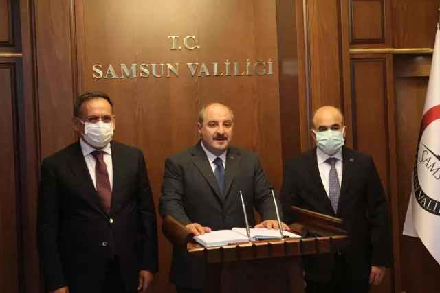 Sanayi ve Teknoloji Bakanı Varank, vatandaşlara süt mısır ikramında bulundu