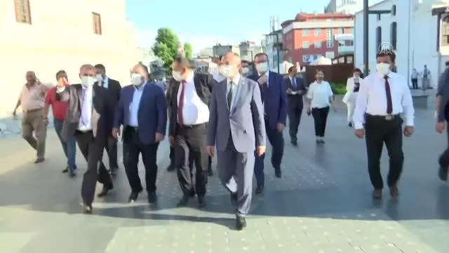 Sanayi ve Teknoloji Bakanı Varank, vatandaşlara süt mısır ikramında bulundu
