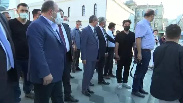 Sanayi ve Teknoloji Bakanı Varank, vatandaşlara süt mısır ikramında bulundu