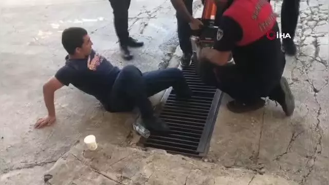 Şanlıurfa'da ayağı mazgala sıkışan genci itfaiye kurtardı