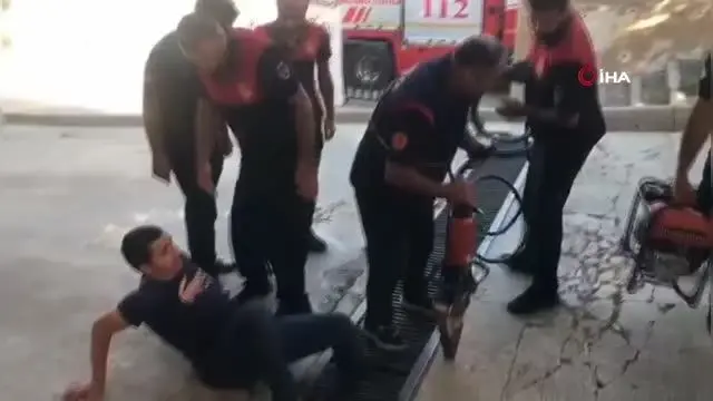 Şanlıurfa'da ayağı mazgala sıkışan genci itfaiye kurtardı