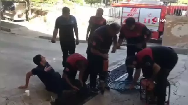 Şanlıurfa'da ayağı mazgala sıkışan genci itfaiye kurtardı