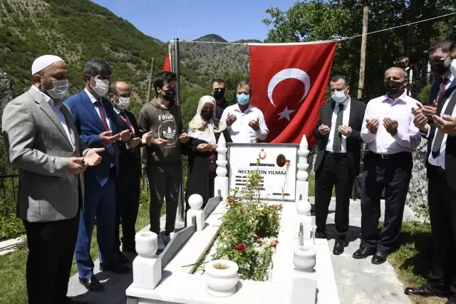 Son dakika: Şehit Öğretmen Necmettin Yılmaz şehadetinin 4. yılında kabri başında anıldı