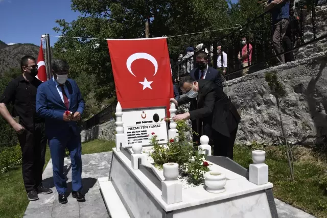 Son dakika: Şehit Öğretmen Necmettin Yılmaz şehadetinin 4. yılında kabri başında anıldı