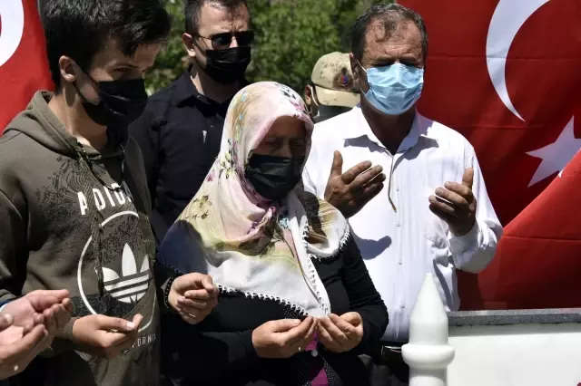 Son dakika: Şehit Öğretmen Necmettin Yılmaz şehadetinin 4. yılında kabri başında anıldı