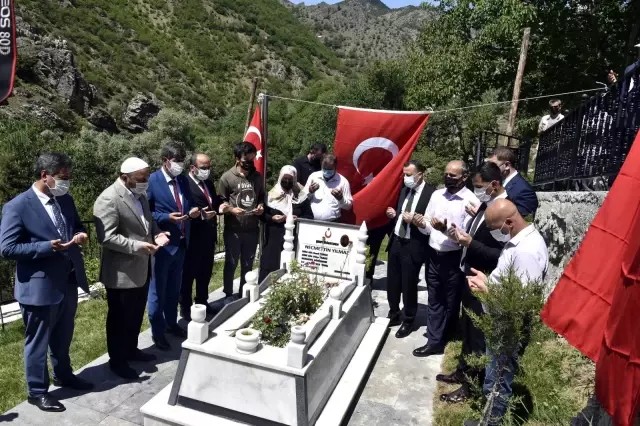 Son dakika: Şehit Öğretmen Necmettin Yılmaz şehadetinin 4. yılında kabri başında anıldı