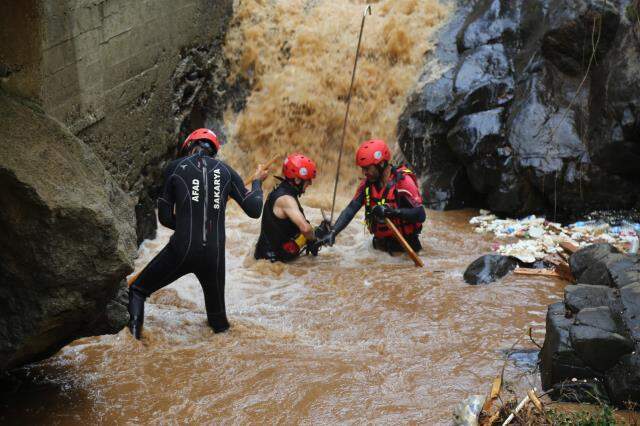 Sel felaketinin vurduğu Rize'de umutlu bekleyiş! Kayıp iki kişi için arama çalışmaları devam ediyor