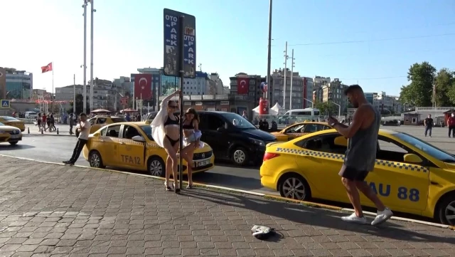Bikinili pozlarıyla Taksim Meydanı'nı podyuma çevirdiler! Yabancı uyruklu kadınlar, meraklı bakışlara aldırmadan fotoğraf çektirdi