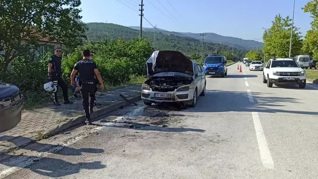 Tatilden dönen gençlerin arabası alev aldı Tatilden dönen gençlerin arabası alev aldı