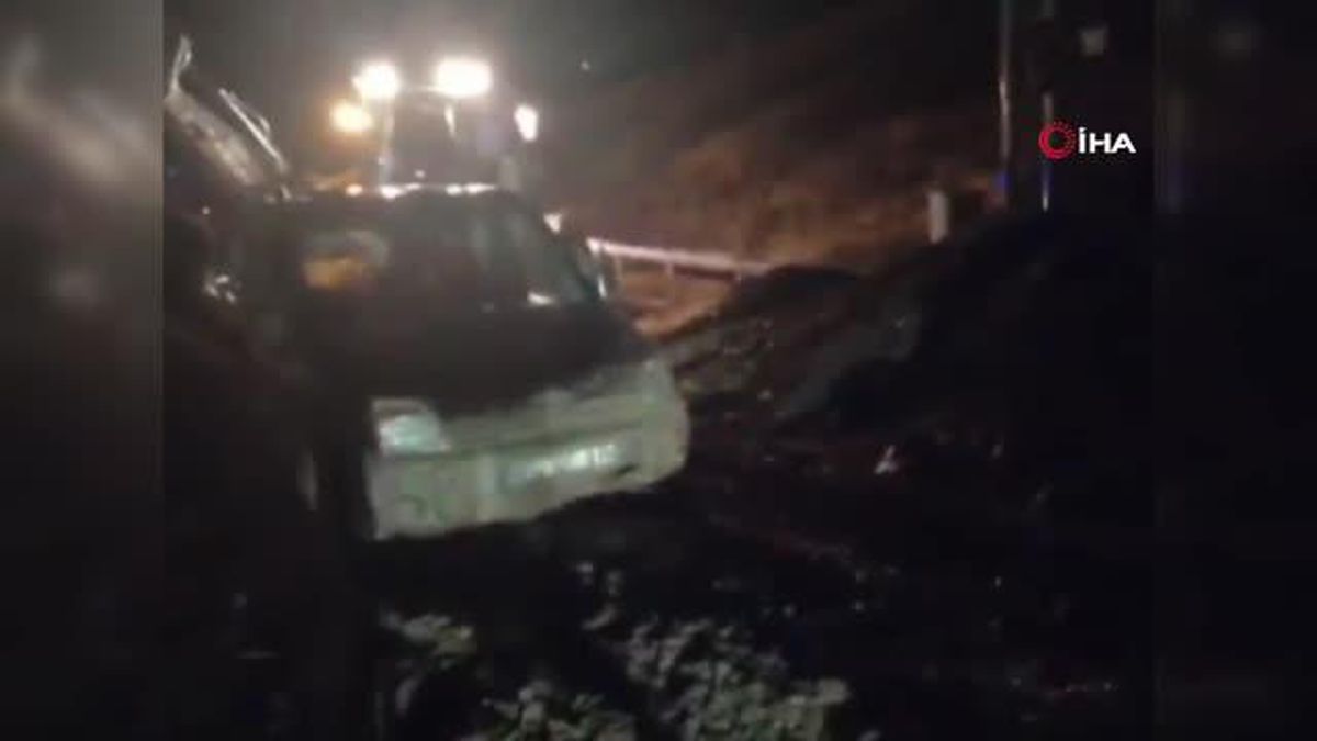 Van'da heyelan: 2 kişi araç içinde mahsur kaldı