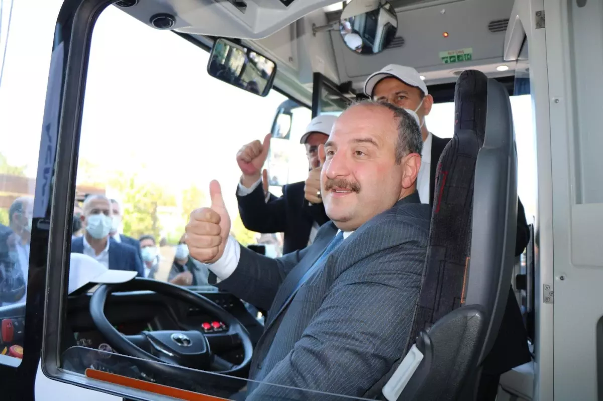 Yüzde 100 yerli ve elektrikli otobüsü Bakan Varank sürerek Samsun'a getirdi