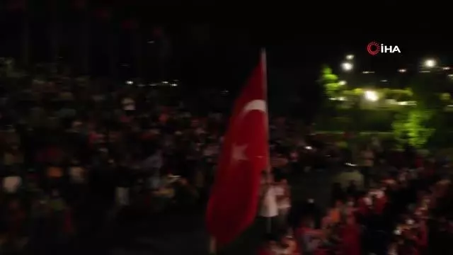 Yüzlerce vatandaş Pendik Millet Bahçesi'nde 15 Temmuz nöbetinde buluştu