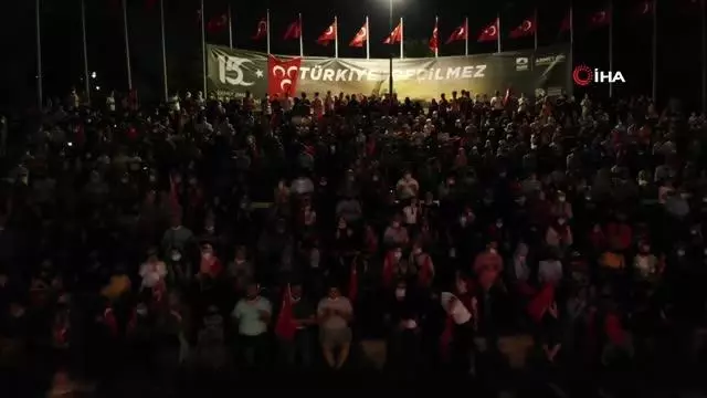 Yüzlerce vatandaş Pendik Millet Bahçesi'nde 15 Temmuz nöbetinde buluştu