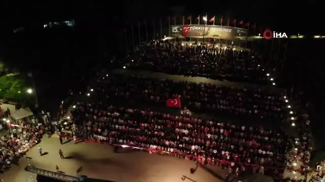 Yüzlerce vatandaş Pendik Millet Bahçesi'nde 15 Temmuz nöbetinde buluştu