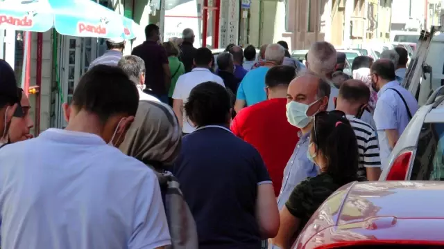 39 derece hava sıcaklığını umursamadan saatlerce baklava kuyruğunda beklediler 39 derece hava sıcaklığını umursamadan saatlerce baklava kuyruğunda beklediler