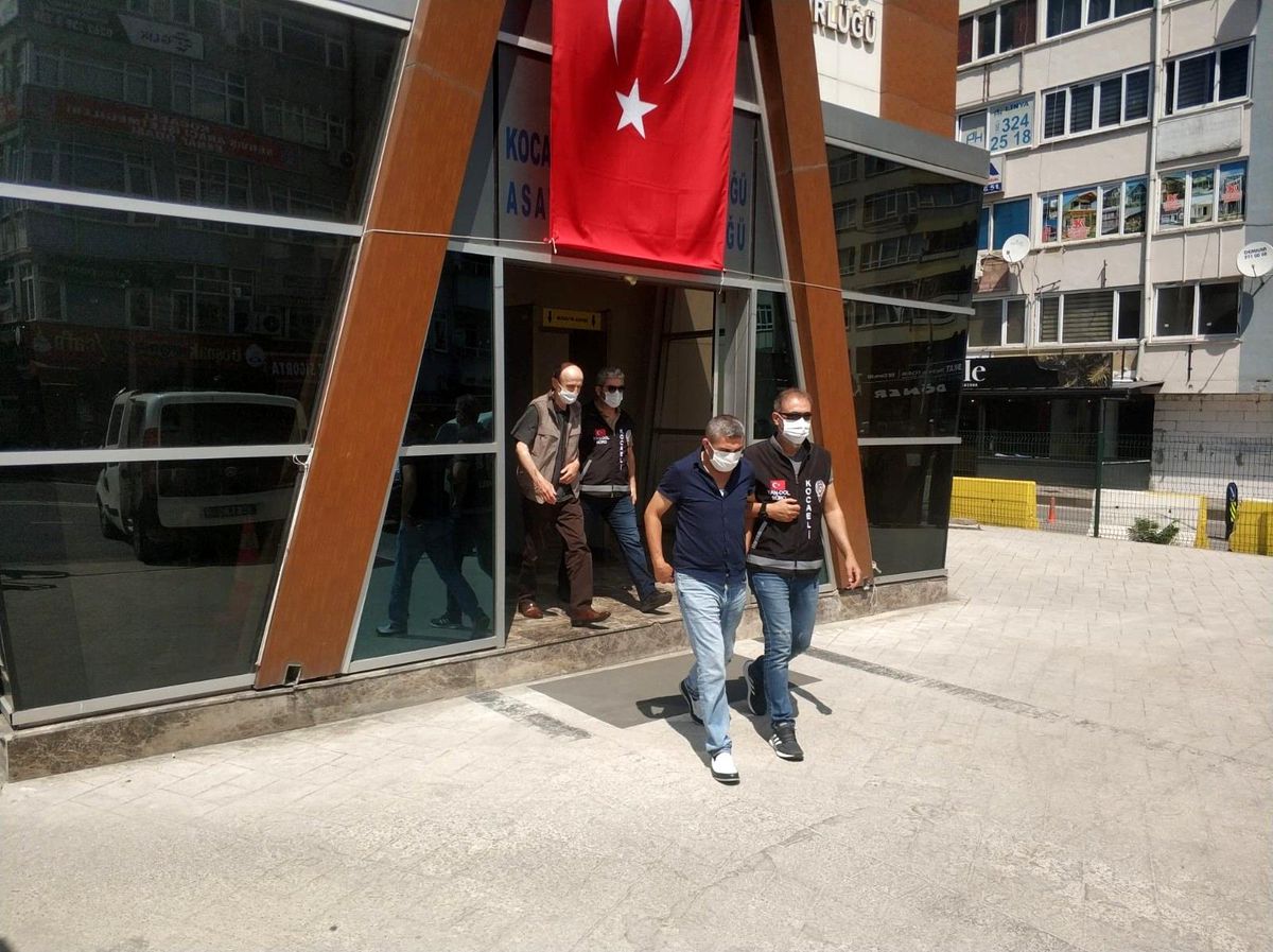 Hırsızlıkta boyut atladılar! 'Amca üzerinde pislik var' diyerek 40 bin liralık altınları çaldılar