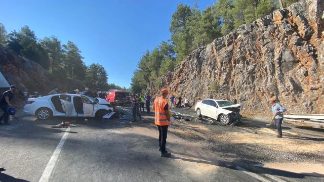 Son dakika haberi... Antalya'da iki otomobil çarpıştı: 1 ölü, 6 yaralı