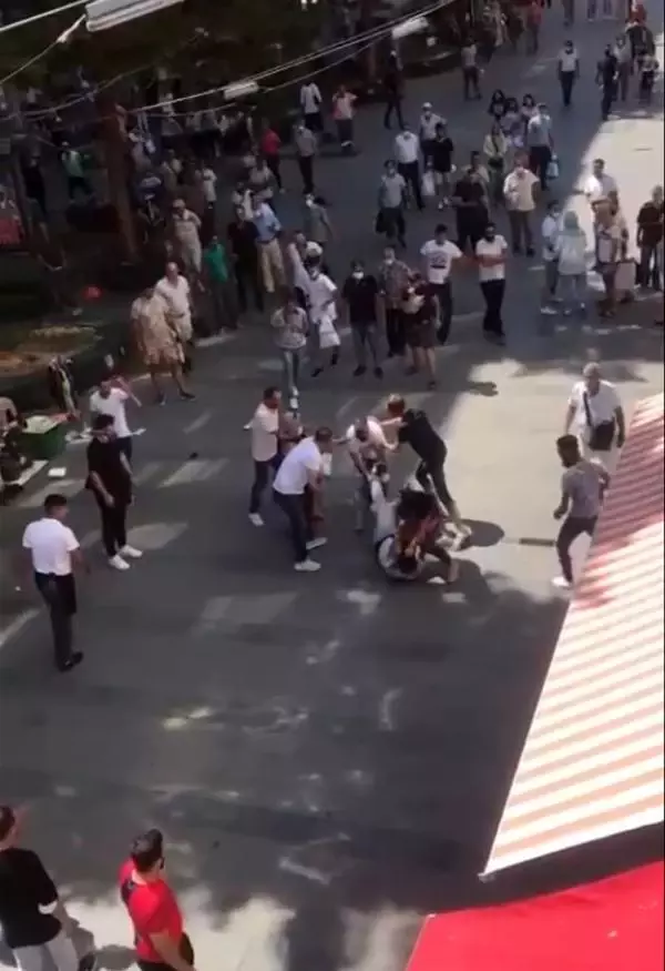Antalya'nın en işlek caddesinde tekme tokatlı kavga kamerada