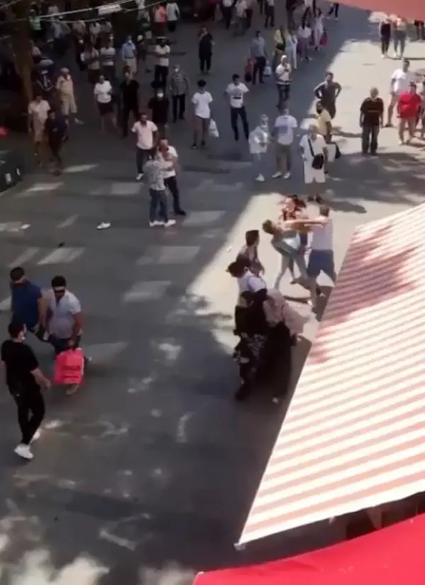 Antalya'nın en işlek caddesinde tekme tokatlı kavga kamerada