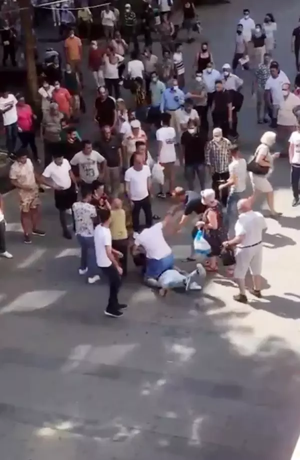 Antalya'nın en işlek caddesinde tekme tokatlı kavga kamerada
