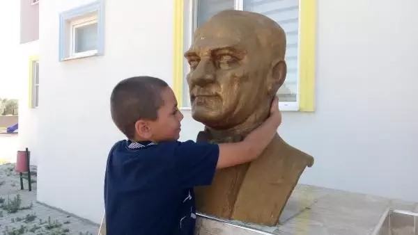 ATATÜRK BÜSTÜNE SARILAN 3 ÇOCUĞA, ANITKABİR GEZİSİ MÜJDESİ