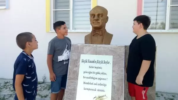 ATATÜRK BÜSTÜNE SARILAN 3 ÇOCUĞA, ANITKABİR GEZİSİ MÜJDESİ