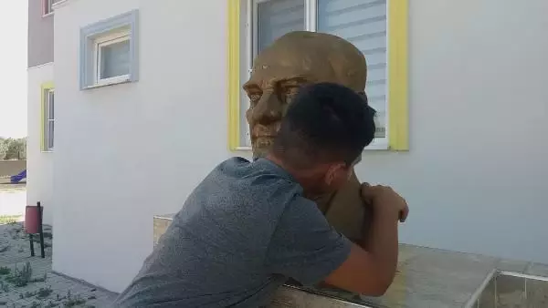 ATATÜRK BÜSTÜNE SARILAN 3 ÇOCUĞA, ANITKABİR GEZİSİ MÜJDESİ