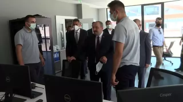 Bakan Varank, Küçük Sanayi Sitesi'nde faaliyet gösteren fabrika ve iş yerlerini ziyareti