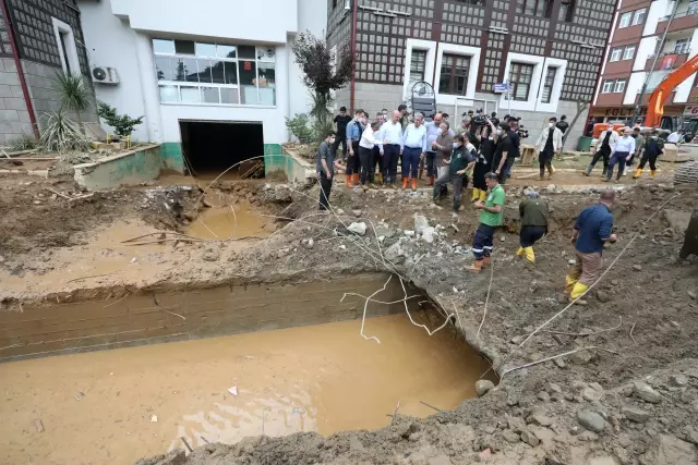 Bakanlar Soylu ve Karaismailoğlu, Rize'de afet bölgesindeki incelemelerini sürdürdü