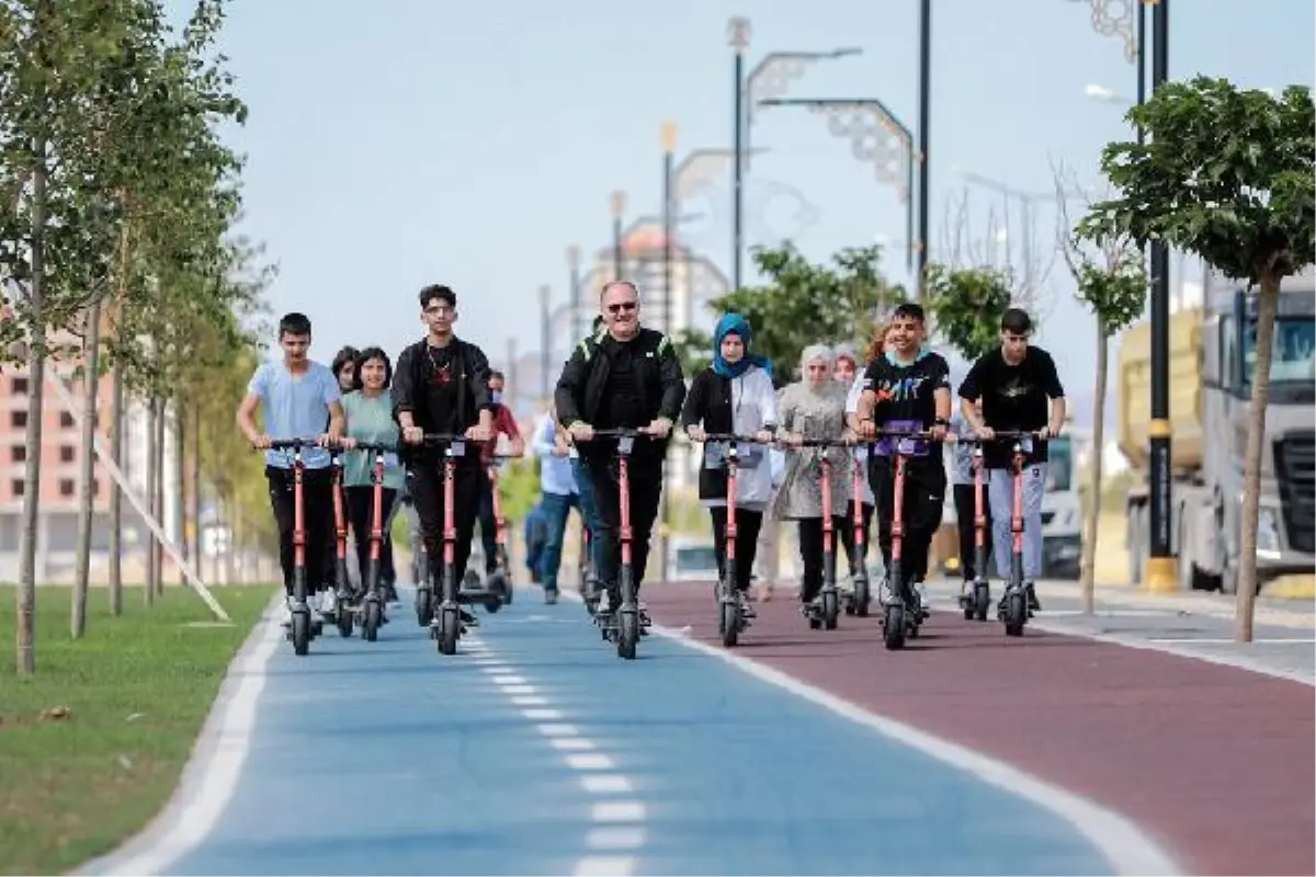 Belediye başkanından gençlerle elektrikli scooter yarışı
