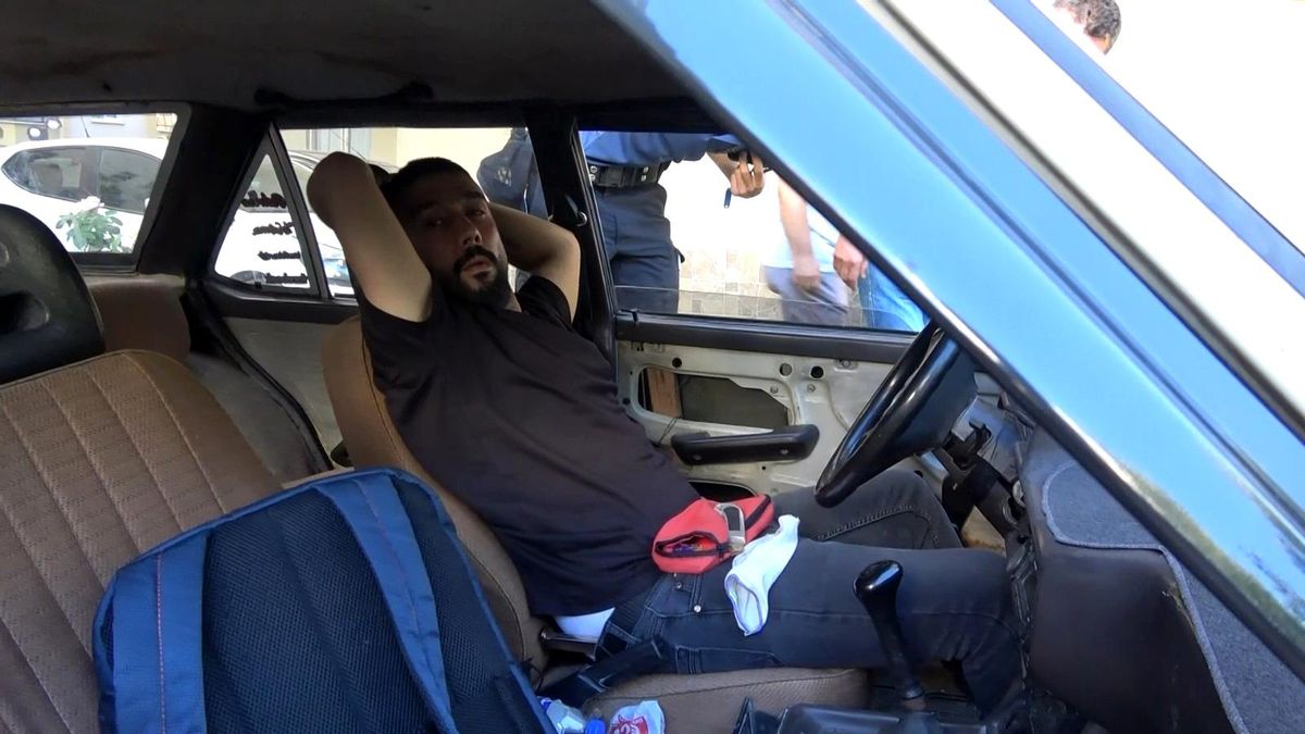 Bir garip olay! İşe gitmek için yanına gittiği aracının içerisinde tanımadığı kişiyi uyurken buldu