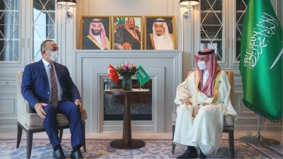 Çavuşoğlu'nun Suudi mevkidaşıyla görüşmesinde skandal görüntü! Türk bayrağı daha küçük boyutta yer aldı