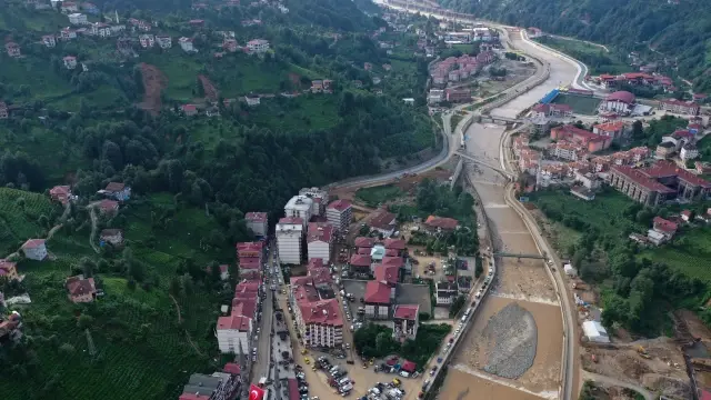 Çevre ve Şehircilik Bakanı Kurum, Rize'de afet bölgesinde incelemelerde bulundu Açıklaması