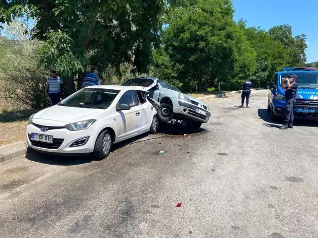 Dinlenme alanında park halindeki otomobile arkadan çarptı