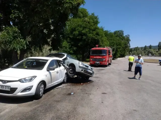 Dinlenme alanında park halindeki otomobile arkadan çarptı