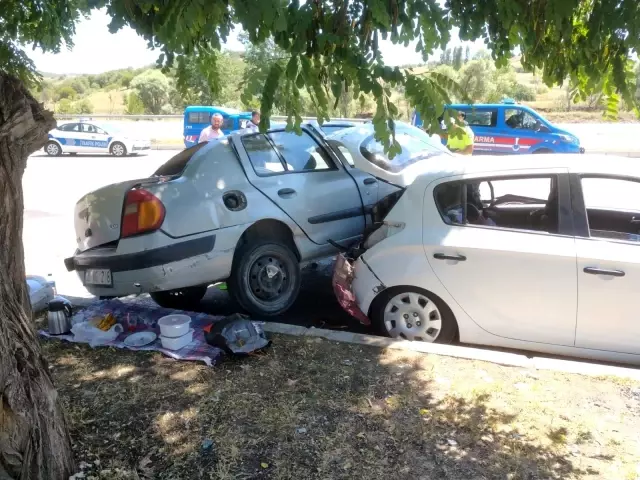 Dinlenme alanında park halindeki otomobile arkadan çarptı