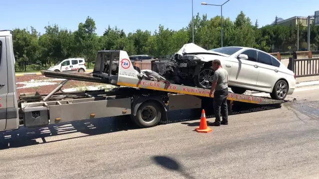 Direksiyon hakimiyetini kaybeden sürücü bariyerlere çarparak durabildi