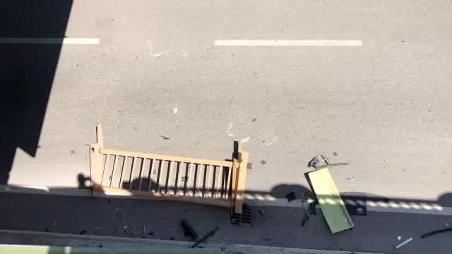 Direksiyon hakimiyetini kaybeden sürücü bariyerlere çarparak durabildi