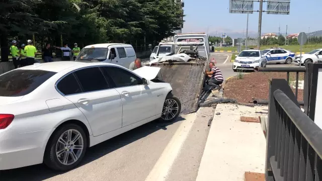 Direksiyon hakimiyetini kaybeden sürücü bariyerlere çarparak durabildi