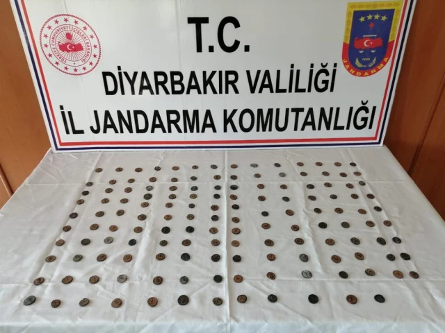 Diyarbakır'da 143 sikkeyi satmak isteyen 4 kişi suçüstü yakalandı