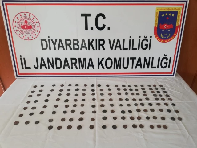 Diyarbakır'da 143 sikkeyi satmak isteyen 4 kişi suçüstü yakalandı