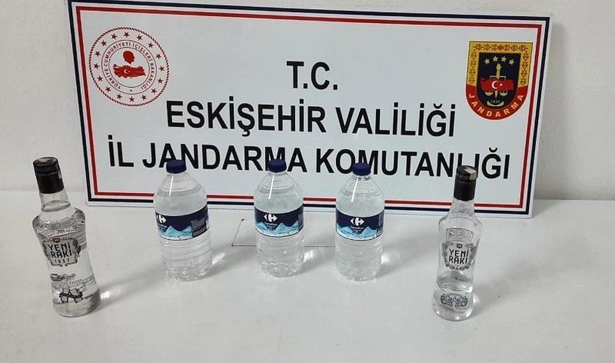 Etil alkolden yapılan içkiyi iş yerinde satamadan yakalandı - Vimarsana News