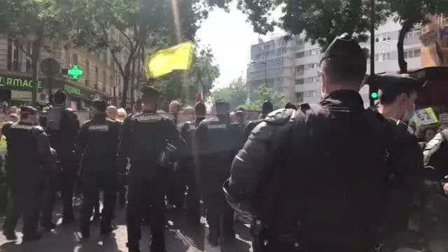 Fransa'da Kovid-19 sağlık kartı karşıtları protesto düzenledi
