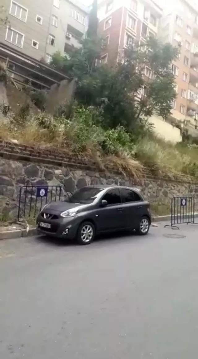 Istanbul Da Ilginc Olay Hatali Park Ihbarina Giden Polis Calinti Araci Ve Uyusturucu Yakaladi Haberler