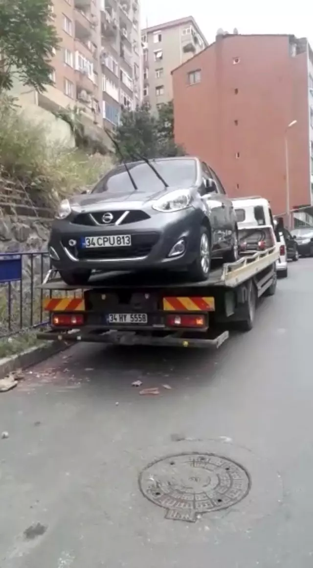 Istanbul Da Ilginc Olay Hatali Park Ihbarina Giden Polis Calinti Araci Ve Uyusturucu Yakaladi Haberler