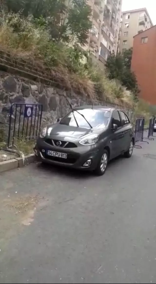 Istanbul Da Ilginc Olay Hatali Park Ihbarina Giden Polis Calinti Araci Ve Uyusturucu Yakaladi Haberler