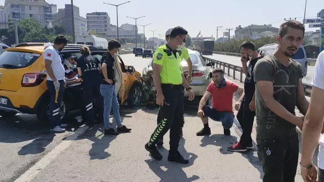 Taksi emniyet şeridinde park halindeki otomobile çarptı: 4 yaralı